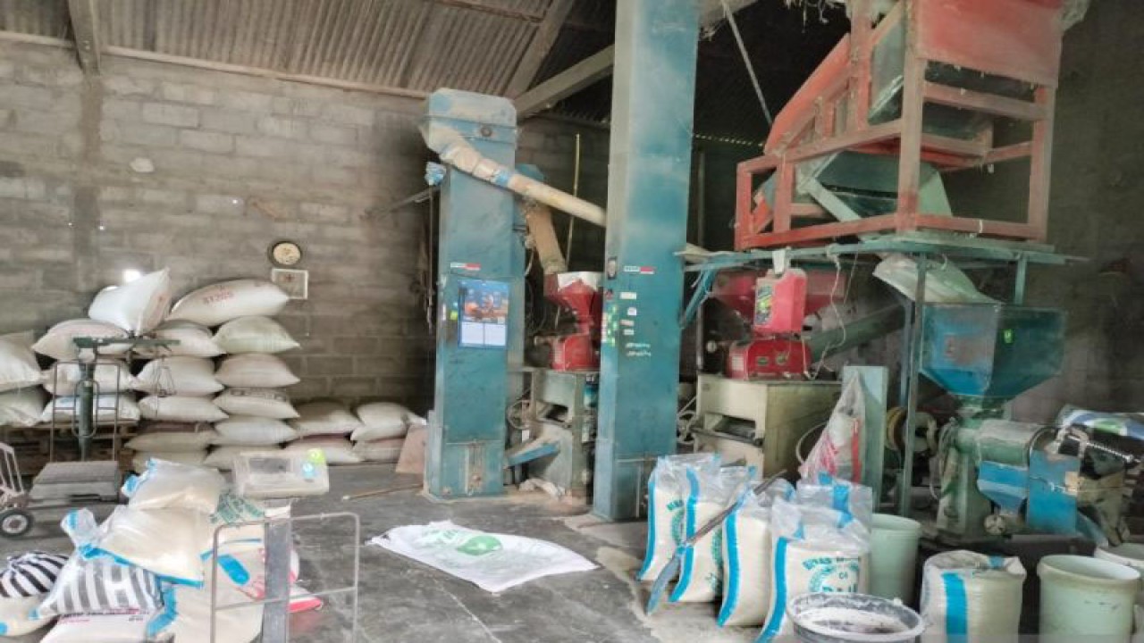 Penggilingan padi di Krebet, Tuksono, Kabupaten Kulon Progo. ANTARA/Sutarmi