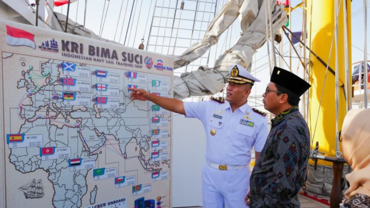 Komandan KRI Bima Suci Letkol M. Sati Lubis menjelaskan rute kapal kepada Duta Besar RI untuk Tunisia Zuhairi Misrawi, di pelabuhan La Goulate, Tunis, Sabtu (2/9). (ANTARA/HO-KBRI Tunis)