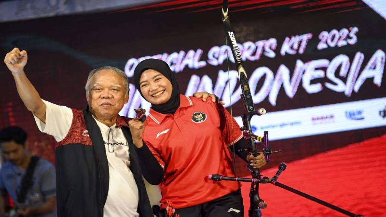 Chef de Mission (CdM) Tim Indonesia di Asian Games 2022 Basuki Hadimuljono (kiri) berpose bersama Atlet Panahan Diananda Choirunnisa (kanan) saat peluncuran seragam Ofisial Tim Indonesia untuk Asian Games 2022 di Kantor Komite Olimpiade Indonesia (KOI) di Jakarta, Sabtu (9/9/2023). Indonesia akan mengirimkan sebanyakl 415 atlet dari 31 cabang olahraga Asian Games 2022 yang menargetkan minimal menempati 12 besar dengan perolehan 12 medali emas. ANTARA FOTO/M Risyal Hidayat/Spt. (ANTARA FOTO/M RISYAL HIDAYAT)
