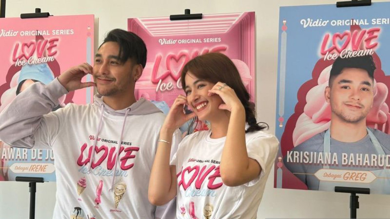 Krisjiana Baharuddin (kiri) dan Mawar de Jongh (kanan) saat menghadiri penayangan perdana serial "Love Ice Cream" di kawasan Jakarta Selatan, Kamis (21/9/2023). (ANTARA/Vinny Shoffa Salma)