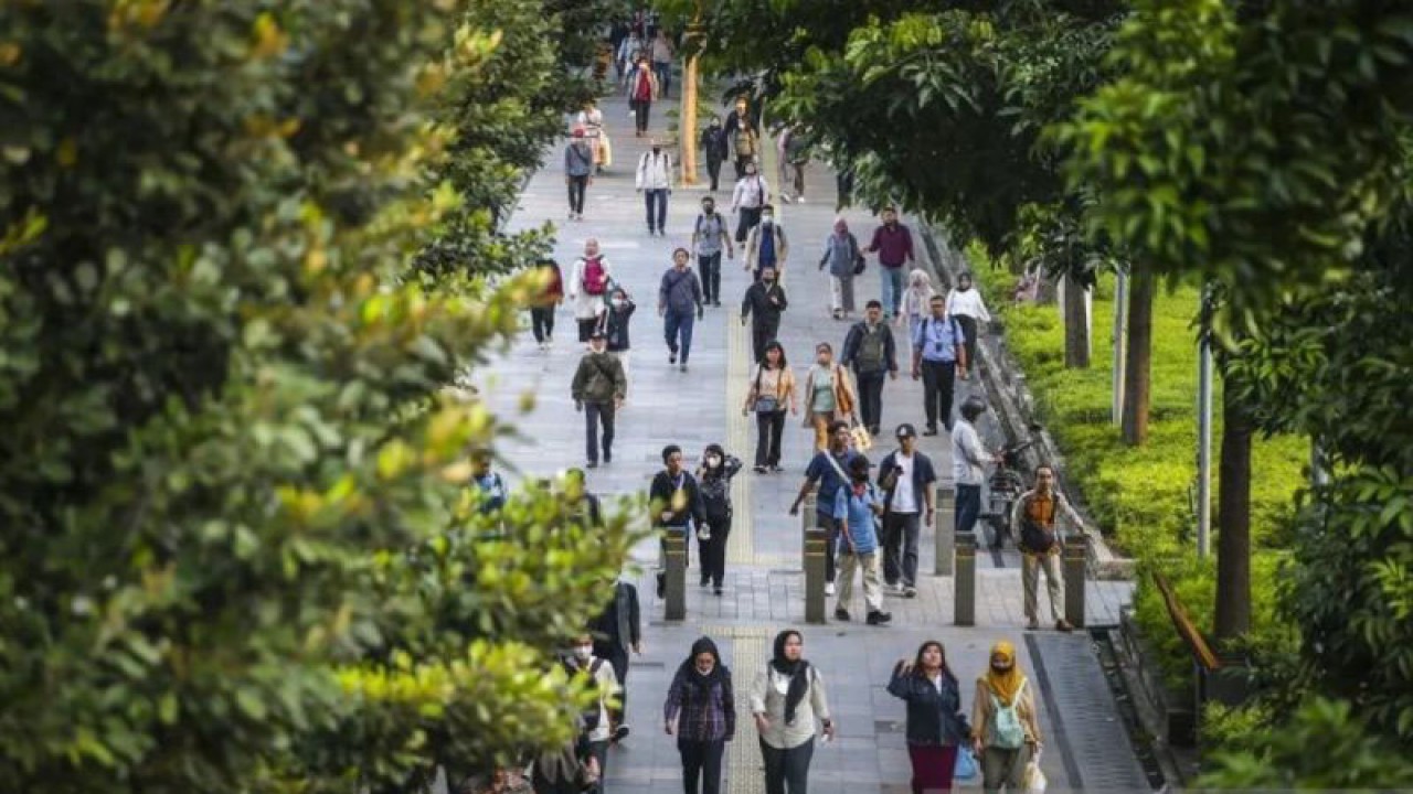 Arsip Foto - Karyawan pulang kantor berjalan di pedestrian menuju halte bus dan stasiun KRL di kawasan Jenderal Sudirman, Jakarta, Selasa (11/7/2023). ANTARA FOTO/Rivan Awal Lingga/foc/aa.