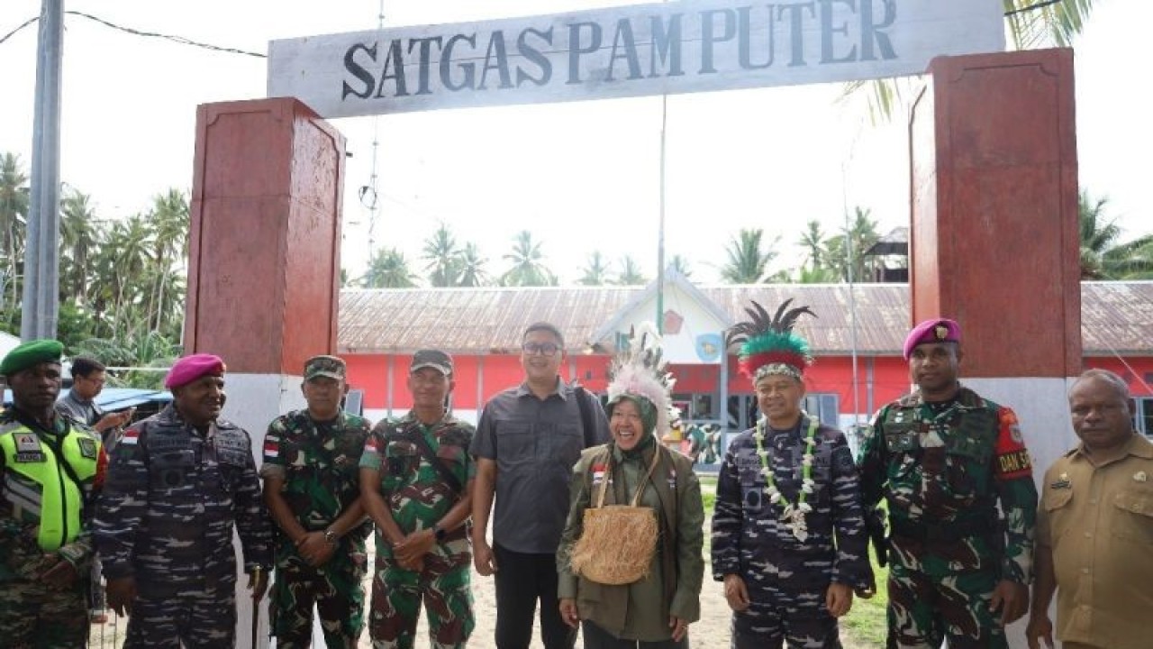 Tenaga Ahli Utama KSP Abraham Wirotomo bersama Menteri Sosial Tri Rismaharini di Pulau Mapia, Papua, Selasa (12/9/2023). (ANTARA/HO-KSP)