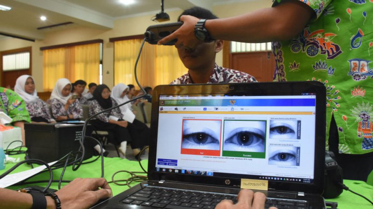Petugas Suku Dinas Kependudukan dan Catatan Sipil Jakarta Selatan melakukan perekaman data KTP elektronik kepada pelajar di SMKN 28 Cilandak, Jakarta Selatan. (ANTARA FOTO/Indrianto Eko Suwarso)