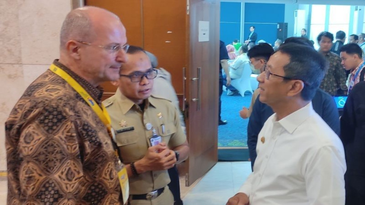 Penjabat (Pj.) Gubernur DKI Jakarta Heru Budi Hartono (kanan) berbincang dengan salah satu tamu mancanegaranya dalam acara Jakarta Innovation Days (JID) Tahun 2023 Badan Perencanaan Pembangunan Daerah (Bappenda) Provinsi DKI Jakarta, di Balai Kota, Jakarta, Senin (25/9/2023) (ANTARA/M Riezko Bima Elko P).