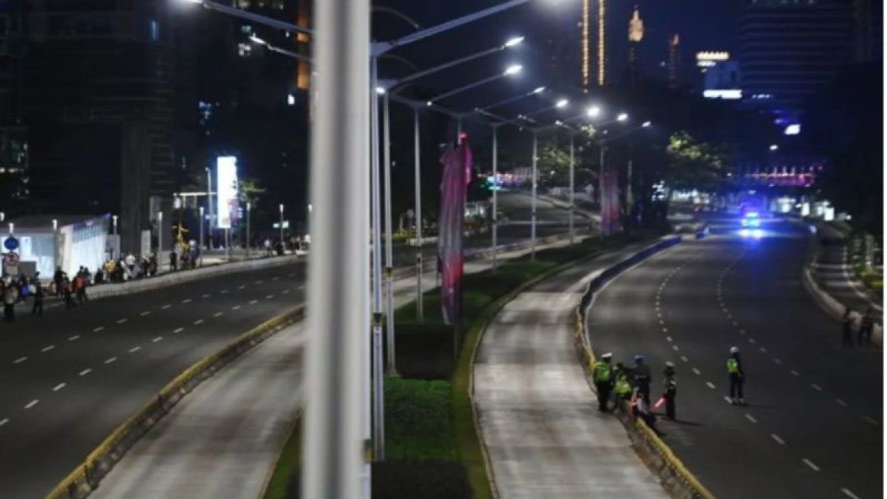 Petugas berjaga di Jalan Jenderal Sudirman saat penutupan jalan di kawasan Senayan, Jakarta, Rabu (6/9/2023). Penutupan jalan di daerah tersebut dalam rangka melancarkan kegiatan gala dinner KTT ASEAN yang dihadiri kepala negara dan delegasi KTT ASEAN ke-43. (ANTARA FOTO/Hafidz Mubarak A/YU)
