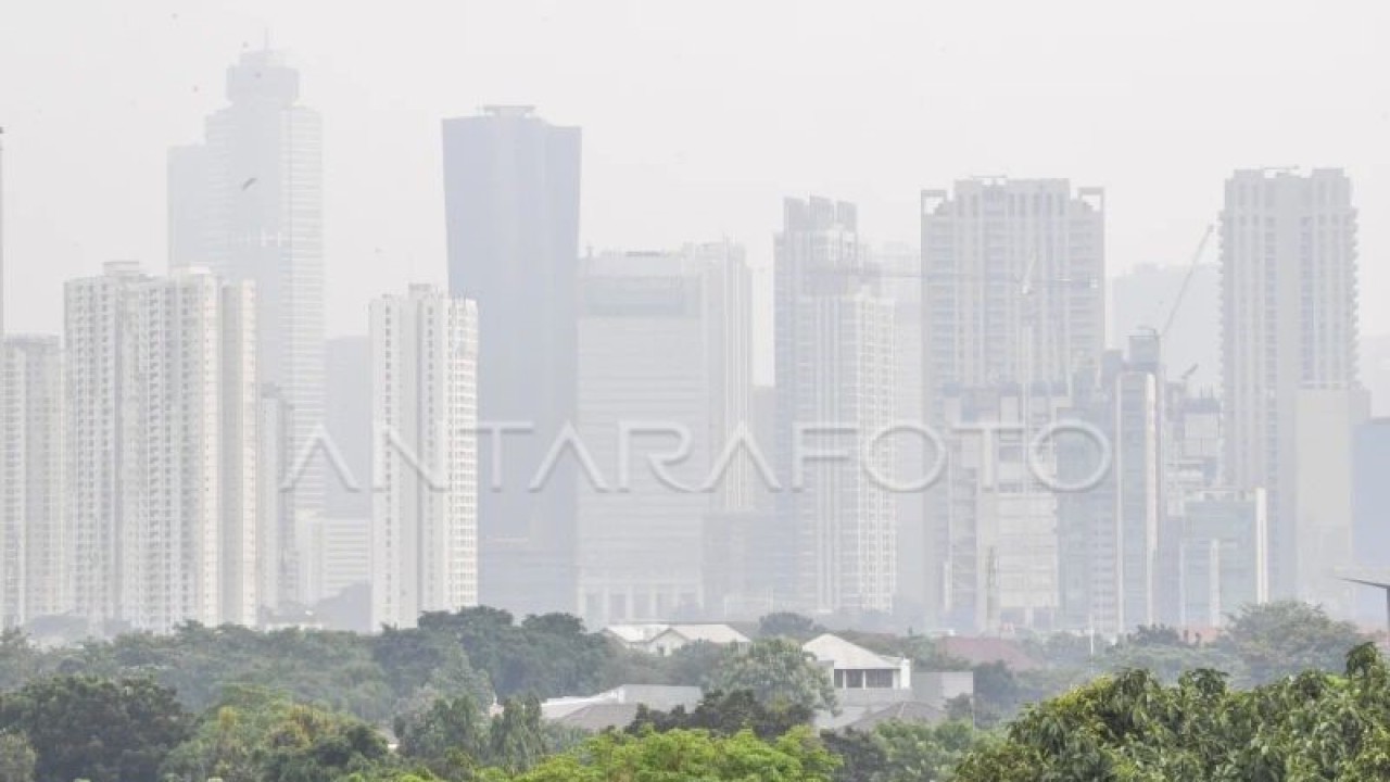 Arsip Foto - Suasana gedung-gedung bertingkat yang tertutup oleh kabut polusi di Jakarta, Kamis (27/7/2023). Dinas Lingkungan Hidup DKI Jakarta menghimbau masyarakat untuk mengurangi mobilitas menggunakan kendaraan pribadi karena buruknya kualitas udara menurut data DLH DKI 70 persen beberapa hari ini dipengaruhi sektor transportasi. (ANTARA FOTO/Galih Pradipta/aww)
