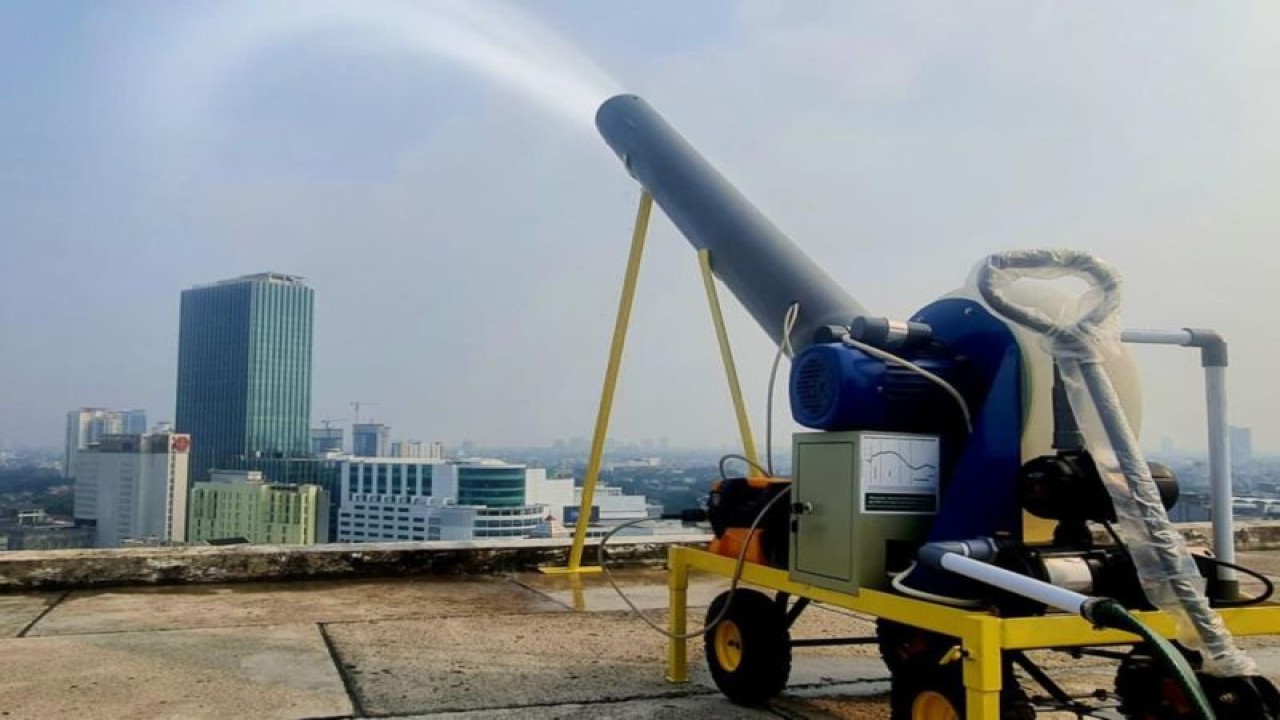 Generator kabut menyemprotkan air untuk mengurangi polusi udara dari lantai 16 Kantor Pusat PLN di Kebayoran Baru, Jakarta Selatan. (ANTARA/HO-PLN)