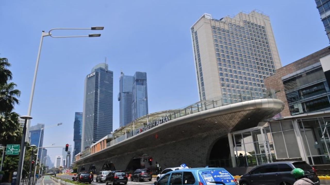 Kendaraan melintas kawasan Bundaran HI dengan latar belakang langit biru di Jakarta, Selasa (12/9/2023). ANTARA FOTO/Akbar Nugroho Gumay/rwa.