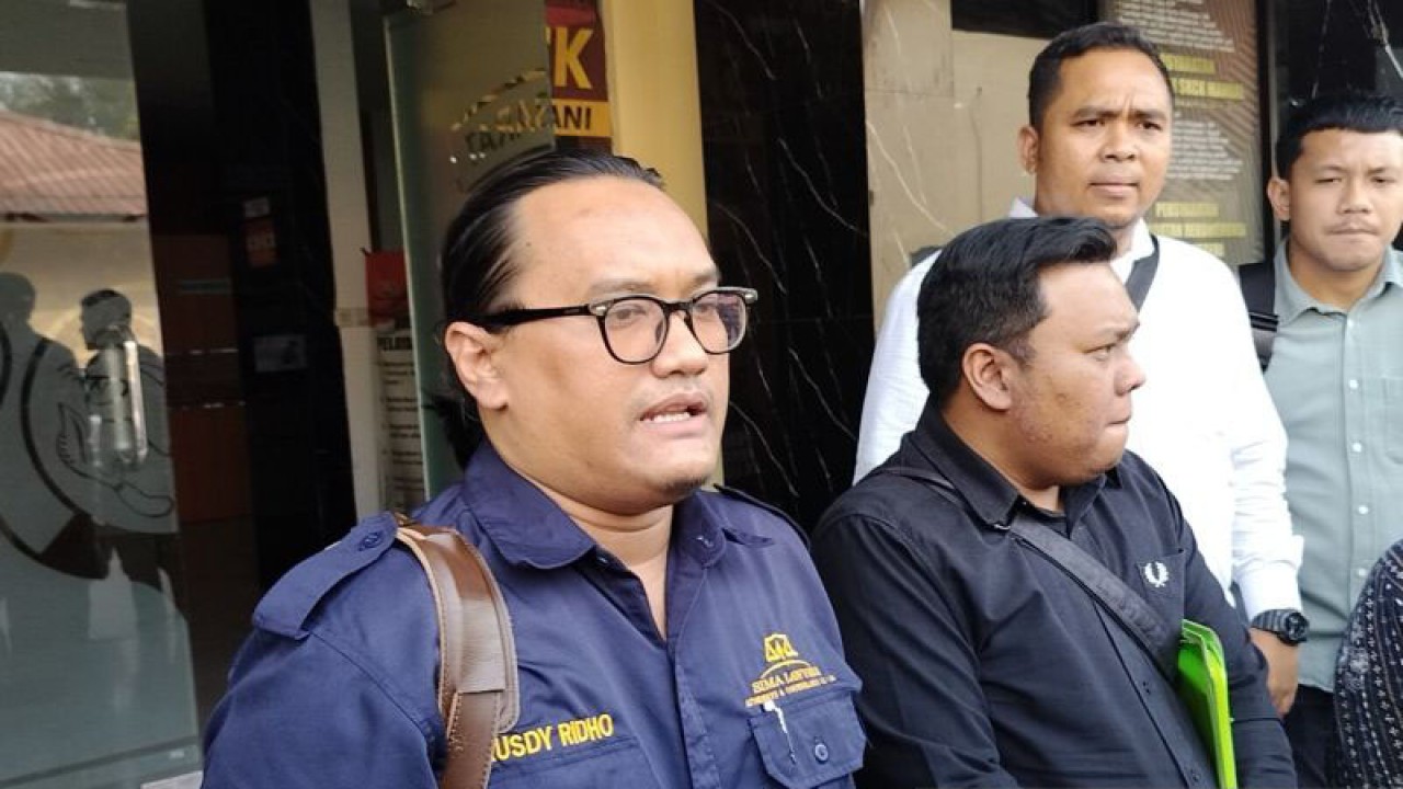 Kuasa Hukum S, Rusdy Ridho saat melapor di Mako Polres Bogor, Cibinong, Kabupaten Bogor, Jawa Barat, Jumat (1/9/2023). (ANTARA/M Fikri Setiawan)