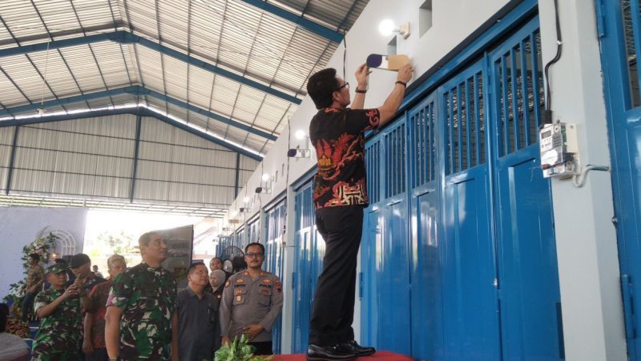 Bupati Kudus Hartopo melepas stiker tanda nomor salah satu kios di Pasar Saerah yang merupakan pasar sayur dan buah di Jalan Agil Kusumadya di Desa Jati Wetan, Kecamatan Jati, Kudus, Selasa (12/9/2023). (ANTARA/Akhmad Nazaruddin Lathif)