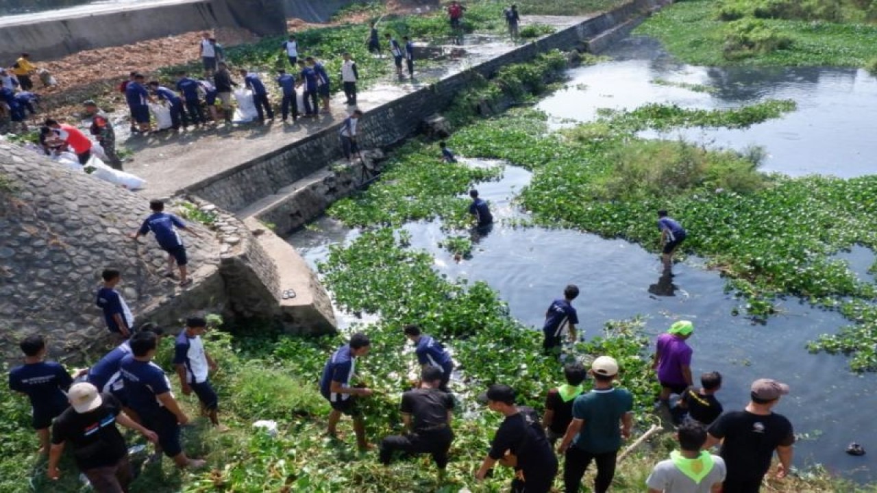 Ratusan warga Kudus, Jawa Tengah, membersihkan aliran Sungai Gelis di Desa Ploso, Kecamatan Jati, Kudus, dari tanaman eceng gondok dalam rangka menyambut hari bersih-bersih sedunia (World Cleanup Day), Sabtu (16/9/2023). (ANTARA/HO.)