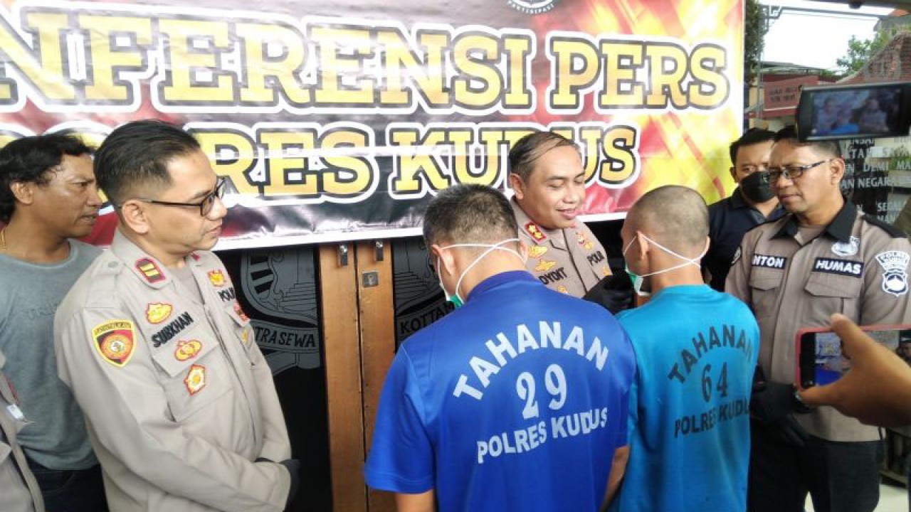 Kapolres Kudus AKBP Dydit Dwi Susanto didampingi Kapolsek Kudus Kota Iptu Subkhan bertanya terhadap pelaku alasan mencuri sepeda motor saat konferensi pers di Mapolsek Kota Kudus, Senin (18/9/2023). ANTARA/Akhmad Nazaruddin Lathif.