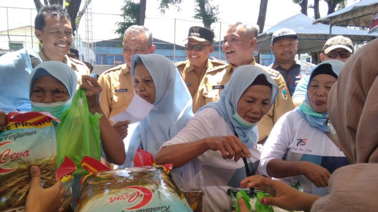 Penjabat Bupati Kudus Bergas Catursasi Penanggungan didampingi didampingi Kepala Dinas Ketahanan Pangan Provinsi Jateng Dyah Lukisari dan Kepala Dinas Pertanian dan Pangan Kabupaten Kudus Didik Tri Prasetya saat meninjau gerai yang menjual aneka kebutuhan pangan murah di Lapangan Sepak Bola PR Sukun, Seni (25/9/2023). ANTARA/Akhmad Nazaruddin Lathif