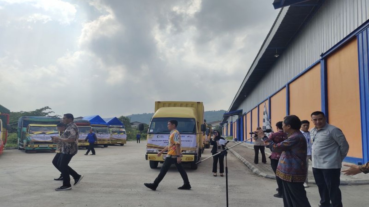 Pelepasan bantuan sosial beras yang diberikan selama tiga bulan oleh Bulog Lampung serta Pemerintah Provinsi Lampung untuk didistribusikan ke kabupaten dan kota. Bandarlampung, Jumat (15/9/2023). ANTARA/Ruth Intan Sozometa Kanafi.