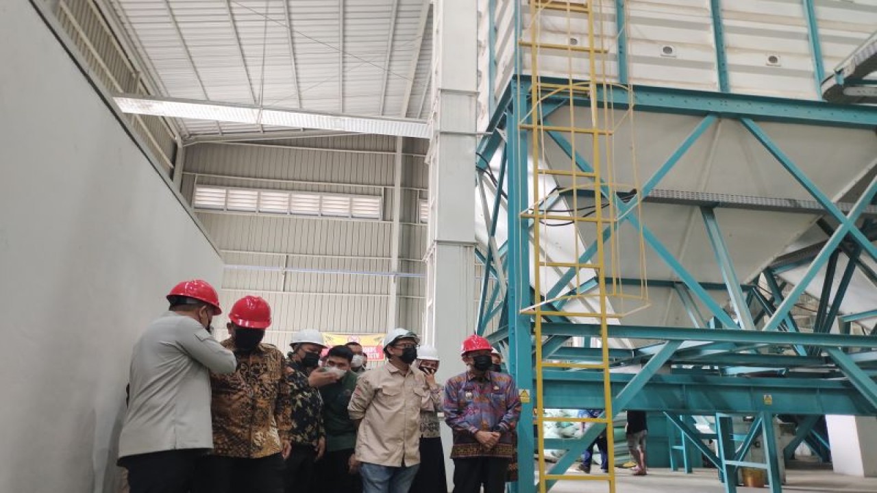 Asisten Perekonomian dan Pembangunan Pemerintah Provinsi Lampung Kusnardi tengah memantau produksi beras di penggilingan modern Bulog Lampung, di Bandarlampung, Jumat (15/9/2023). ANTARA/Ruth Intan Sozometa Kanafi