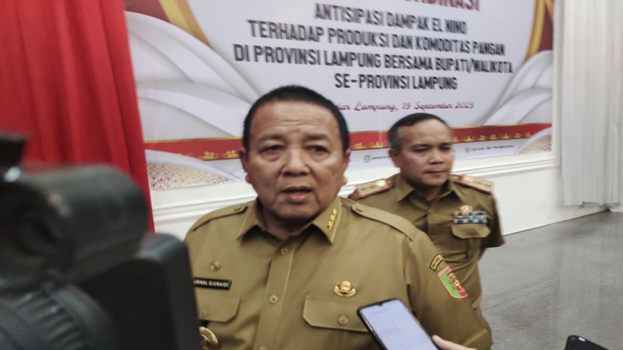 Gubernur Lampung Arinal Djunaidi saat memberi keterangan terkait mitigasi adanya lahan pertanian yang mengalami kekeringan, di Bandarlampung, Selasa (19/9/2023). ANTARA/Ruth Intan Sozometa Kanafi