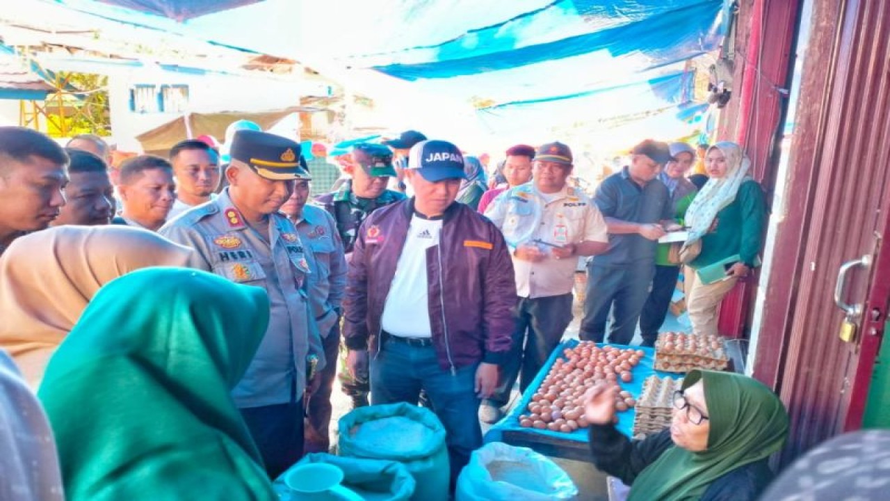 PJ bupati Lampung Barat Nukman bersama Kapolres dan jajaran memantau ketersediaan bahan pokok di pasar Liwa. (ANTARA/HO-Kominfo Lampung Barat)