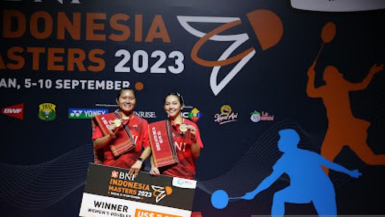 Pasangan ganda putri  Indonesia  Lanny Tria Mayasari/Ribka Sugiarto tampil sebagai juara  turnamen bulutangkis BNI Indonesia Masters 2023. (ANTARA/Juraidi)