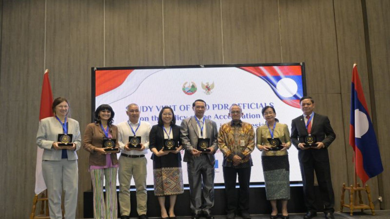 Deputi Bidang Dukungan Kebijakan Pembangunan Manusia dan Pemerataan Pembangunan Setwapres Suprayoga Hadi (ketiga dari kanan) menerima delegasi Pemerintah Laos di Jakarta, Senin (4/9/2023). ANTARA/HO-BPMI Setwapres