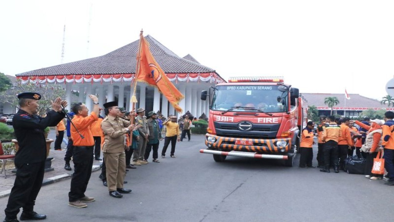 Pemerintah Kabupaten (Pemkab) Serang lepas 16 armada untuk distribusikan air bersih ke-15 Kecamatan yang mengalami kekeringan beberapa bulan terakhir, Selasa (19/9/2023) (ANTARA/Desi Purnama Sari)