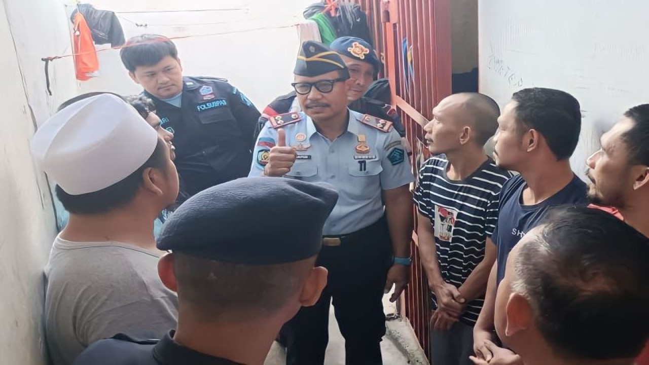 Kepala Lapas Ampana Mansur Yunus Gafur saat menyambangi narapidana di Lapas Ampana di Ampana, Kabupaten Tojo una-una, Senin (18/9//2023). (ANTARA/HO-Humas Lapas Ampana)