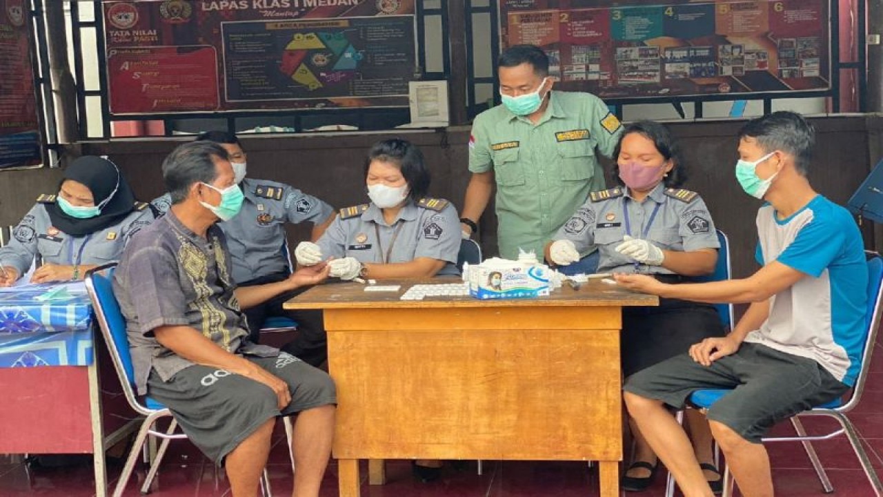 Warga Binaan Pemaayarakatan (WBP) Lapas Kelas I Medan melakukan skrining di lapas setempat, Medan, Sumatera Utara, Selasa (19/9/2023). (ANTARA/HO-Lapas Kelas I Medan)