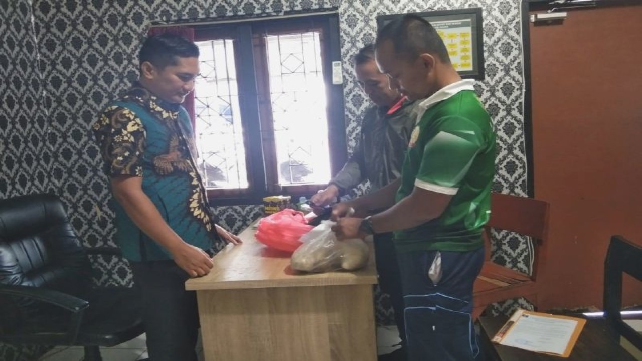 Petugas Lapas Narkotika Kelas II A Yogyakarta berhasil menggagalkan upaya penyelundupan obat terlarang oleh narapidana atau warga binaan pemasyarakat (WBP) di dalam lapas itu pada Kamis (7/9/2023) (ANTARA/HO-Kemenkumham DIY)