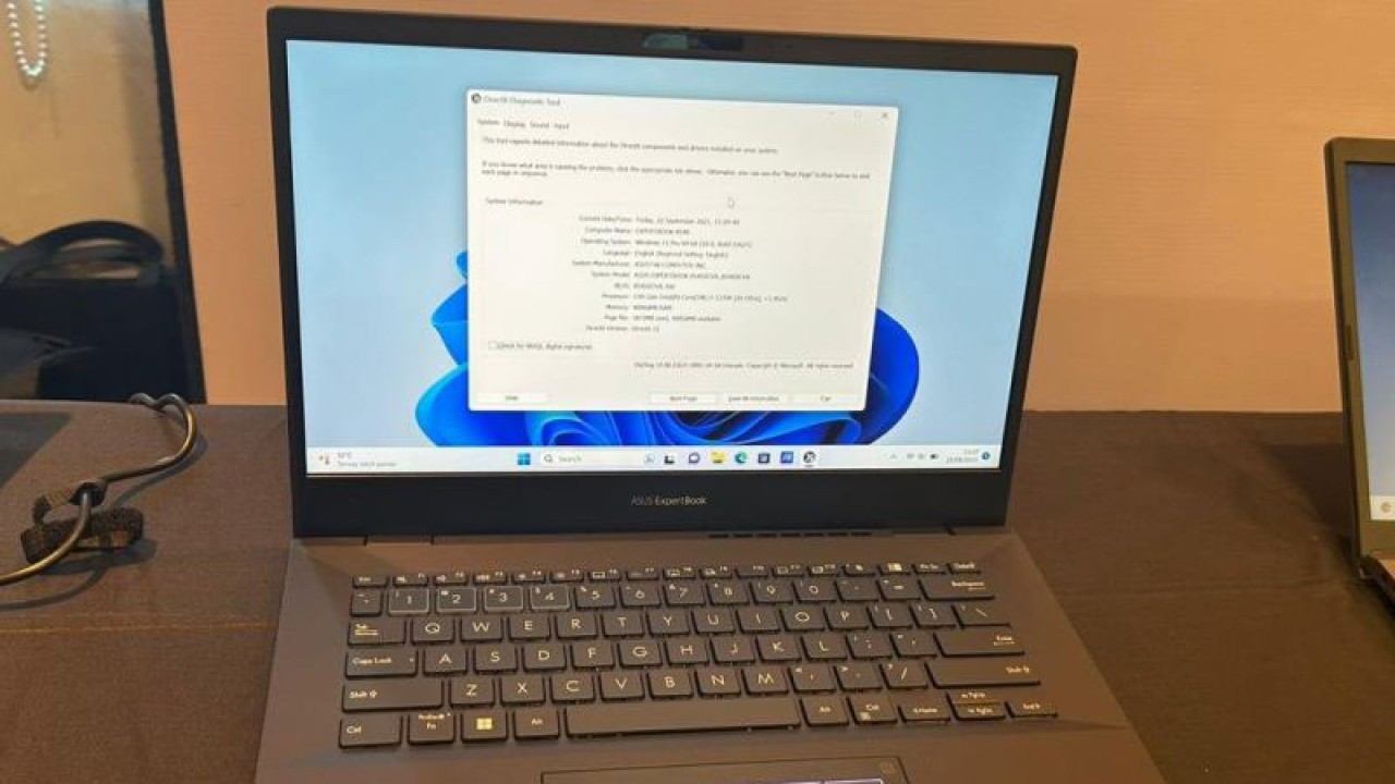 Tampilan laptop terbaru ExpertBook B5 OLED dari ASUS saat dipamerkan dalam acara bincang-bincang di kawasan Kebon Sirih, Jakarta Pusat, Jumat (22/9/2023). (ANTARA/Vinny Shoffa Salma)