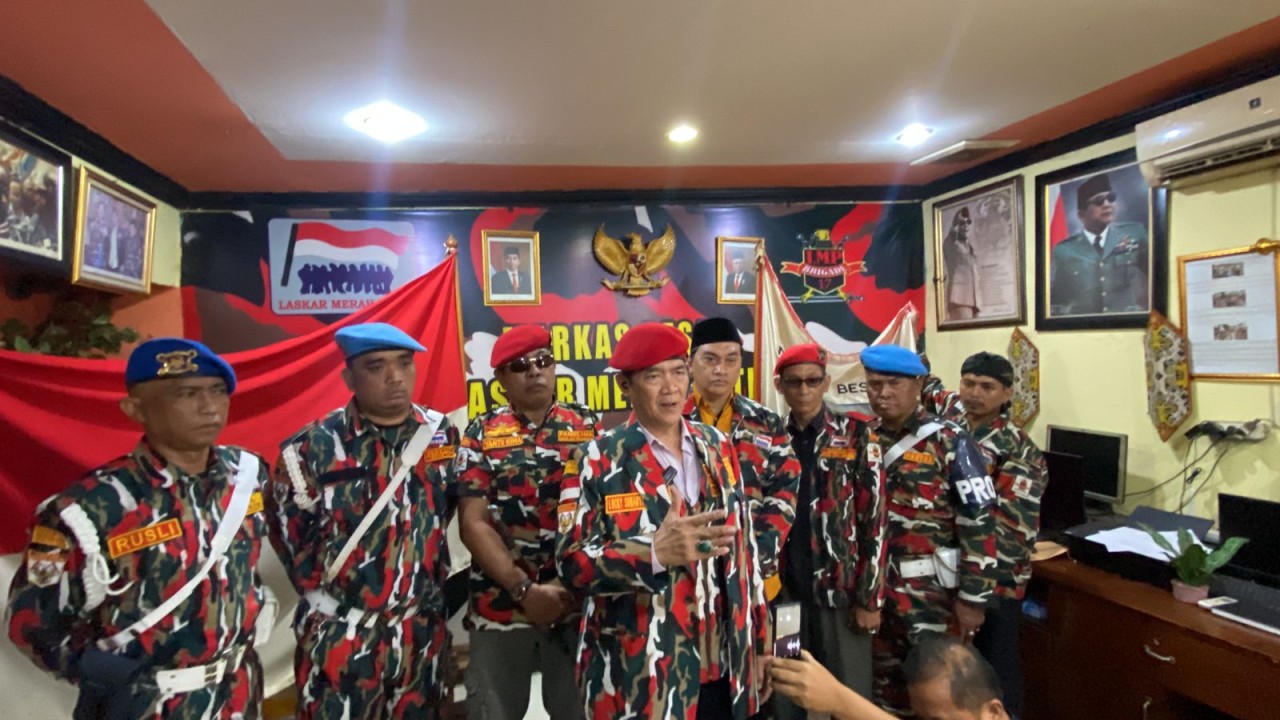 Ketua Laskar Merah Putih Markas Daerah DKI Jakarta Lucky Sunarya bersama anggota dan pengurus.