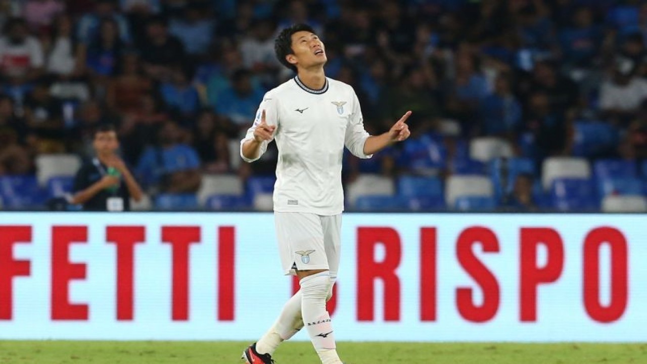 Gelandang Lazio Daichi Kamada merayakan gol yang dicetaknya ke gawang Napoli, pada pertandingan Liga Italia yang dimainkan di Stadion Diego Armando Maradona, Naples, Sabtu (2/9/2023). (ANTARA/AFP/CARLO HERMANN)