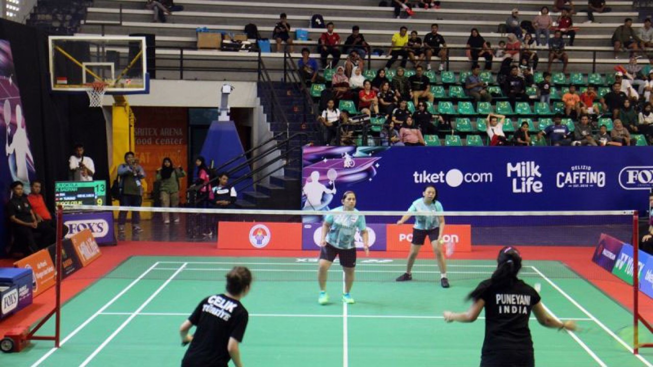Ganda putri Indonesia Leani Ratri Oktila/Khalimatus Sadiyah (hadapi layar) saat menang melawan gandan gado-gado Turki/India dalam pertandingan babak final FOX'S Indonesia Para Badminton International 2023 di GOR Sritex Arena Solo, Jawa Tengah, Minggu (10/9/2023). ANTARA/Bambang Dwi Marwoto.