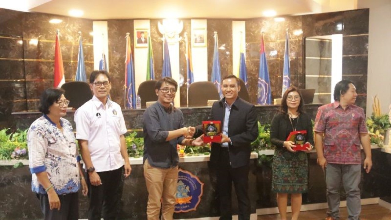 Acara pelepasan mahasiswa peserta program magang Merdeka Belajar Kampus Merdeka di Kampus Undiksha di Kota Singaraja, Kabupaten Buleleng, Provinsi Bali, Rabu (20/9/2023). (ANTARA/HO Undiksha)