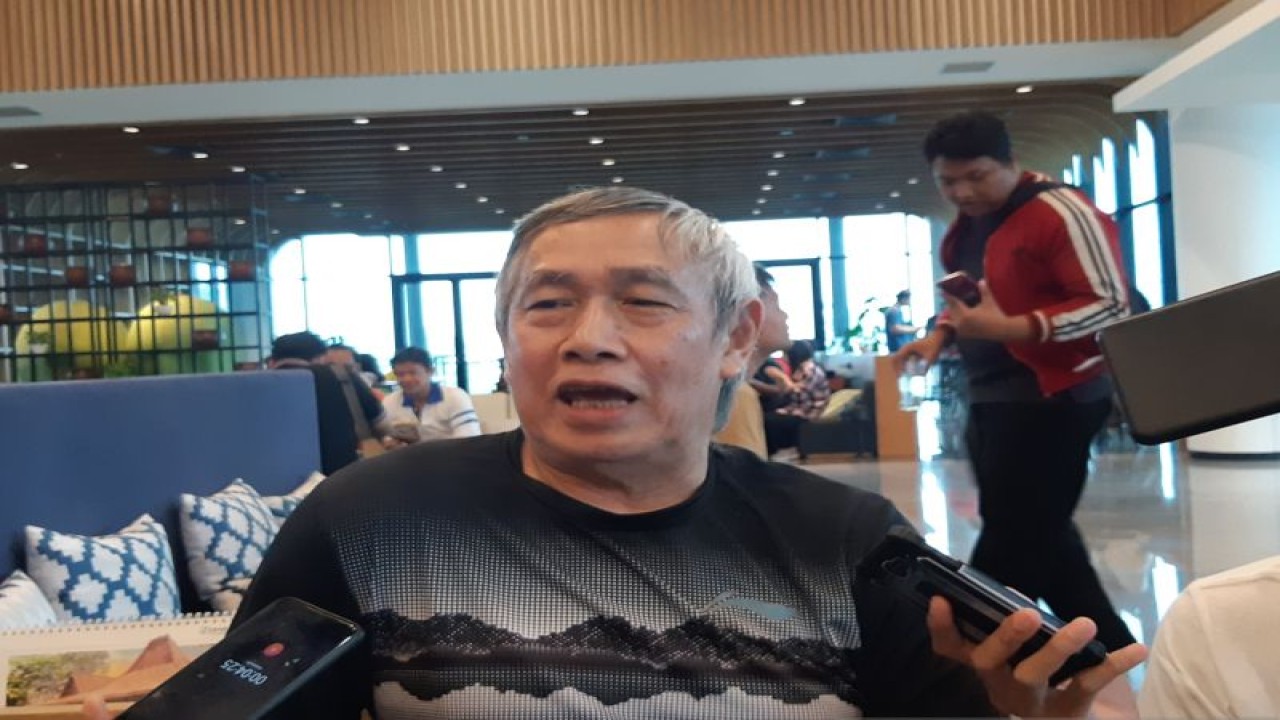 Salah satu legenda bulu tangkis Indonesia asal PB Djarum Christian Hadinata di sela bedah buku "Perjalanan Emas Bulu tangkis" di Wisma Ploso, Kudus, Jawa Tengah, Minggu (28/4/2019) (Antara/Bayu Kuncahyo)