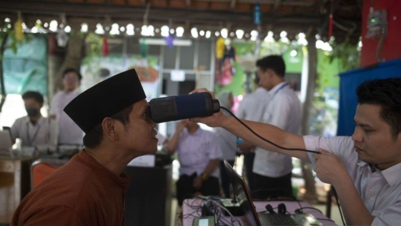 Petugas Dinas Kependudukan dan Pencatatan Sipil (Disdukcapil) DKI Jakarta melayani warga Rusun Petamburan yang melalukan rekam biometrik untuk e-KTP di RPTRA Rusun Petamburan, Jakarta Pusat, Rabu (6/9/2023). (ANTARA/Hana Kinarina)