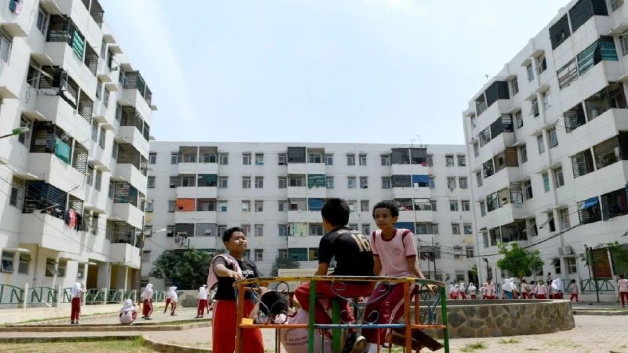 Sejumlah siswa sekolah dasar bermain di kawasan Rumah susun sederhana sewa (Rusunawa) Marunda, Jakarta, Selasa (3/9/2019). ANTARA FOTO/M Risyal Hidayat/wsj.