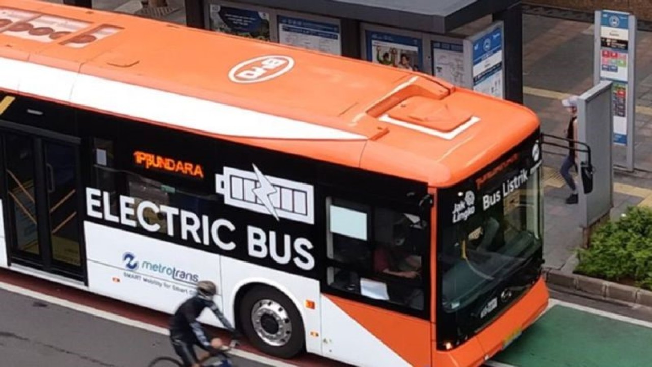 Arsip Foto - Pengguna sepeda melintas di samping angkutan umum bus listrik TransJakarta di Jalan Sudirman, Jakarta, Sabtu (12/3/2022). ANTARA/Dewa Ketut Sudiarta Wiguna/aa.