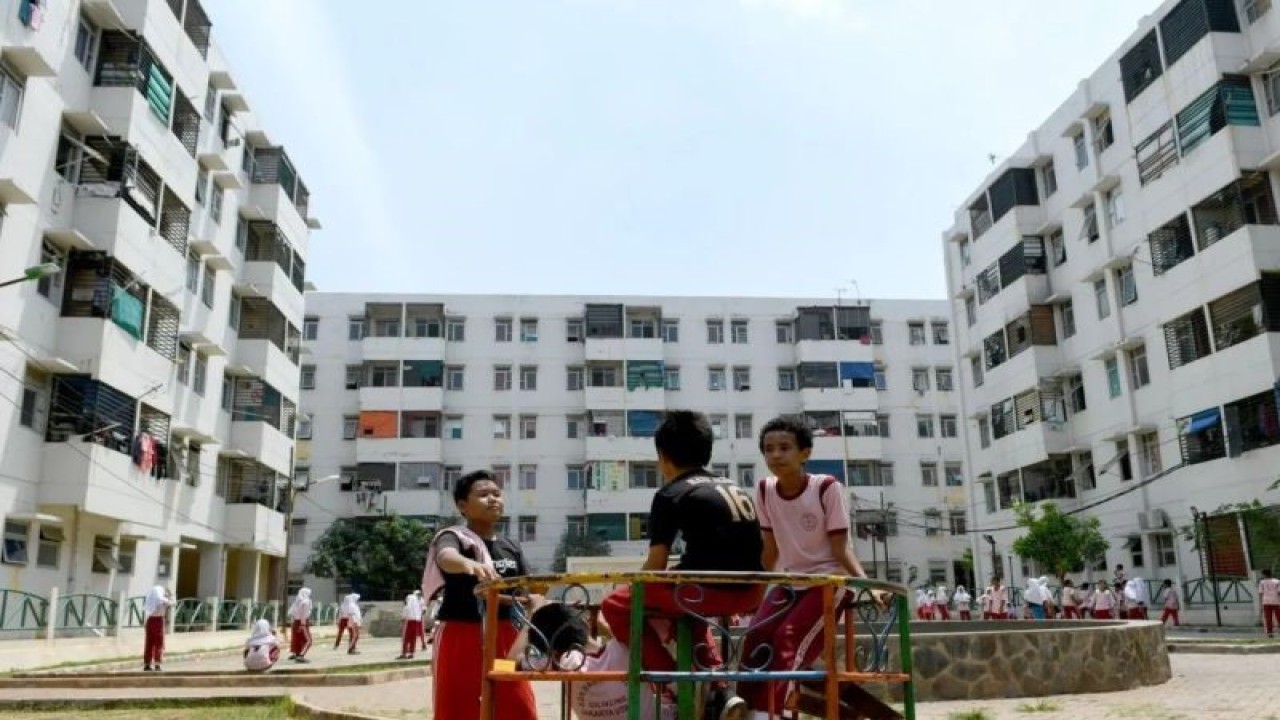 Arsip Foto - Sejumlah siswa sekolah dasar bermain di kawasan Rumah susun sederhana sewa (Rusunawa) Marunda, Jakarta, Selasa (3/9/2019). ANTARA FOTO/M Risyal Hidayat/wsj.
