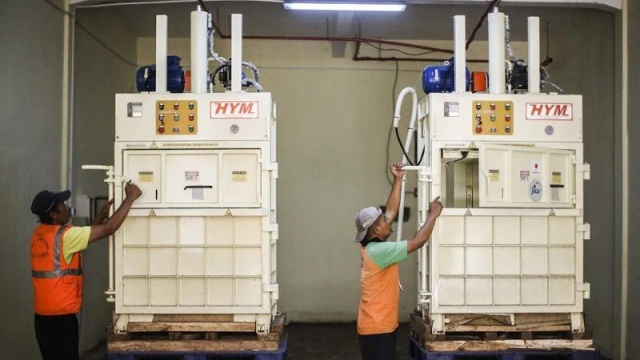 Arsip Foto - Pekerja memeriksa alat pres sampah di Jakarta Recycle Centre (JRC), Pesanggrahan, Jakarta, Kamis (20/7/2023). ANTARA FOTO/Rivan Awal Lingga/rwa/aa.