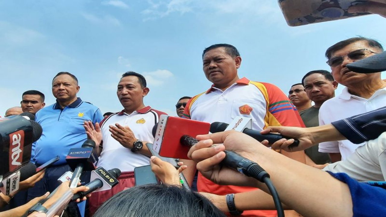 Kapolri Jenderal Pol. Listyo Sigit Prabowo memberikan keterangan pers terkait pengusutan peristiwa tewasnya Brigpol HS, di sela-sela kegiatan bakti sosial dan bakti kesehatan HUT ke-78 TNI di Monas, Jakarta, Minggu (24/9/2023). ANTARA/Laily Rahmawaty/am.