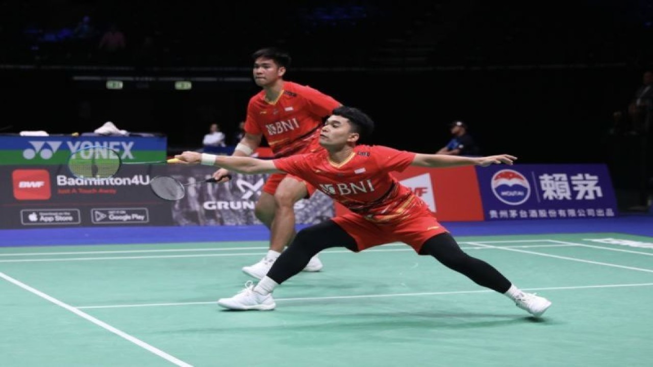 Ganda putra Leo Rolly Carnando/Daniel Marthin mengalahkan ganda putra Inggris Ben Lane/Sean Vendy dengan tiga gim 18-21, 21-19, 21-10 pada babak 32 besar Kejuaraan Dunia BWF 2023 di Copenhagen, Denmark, Rabu. (ANTARA/HO-PP PBSI)