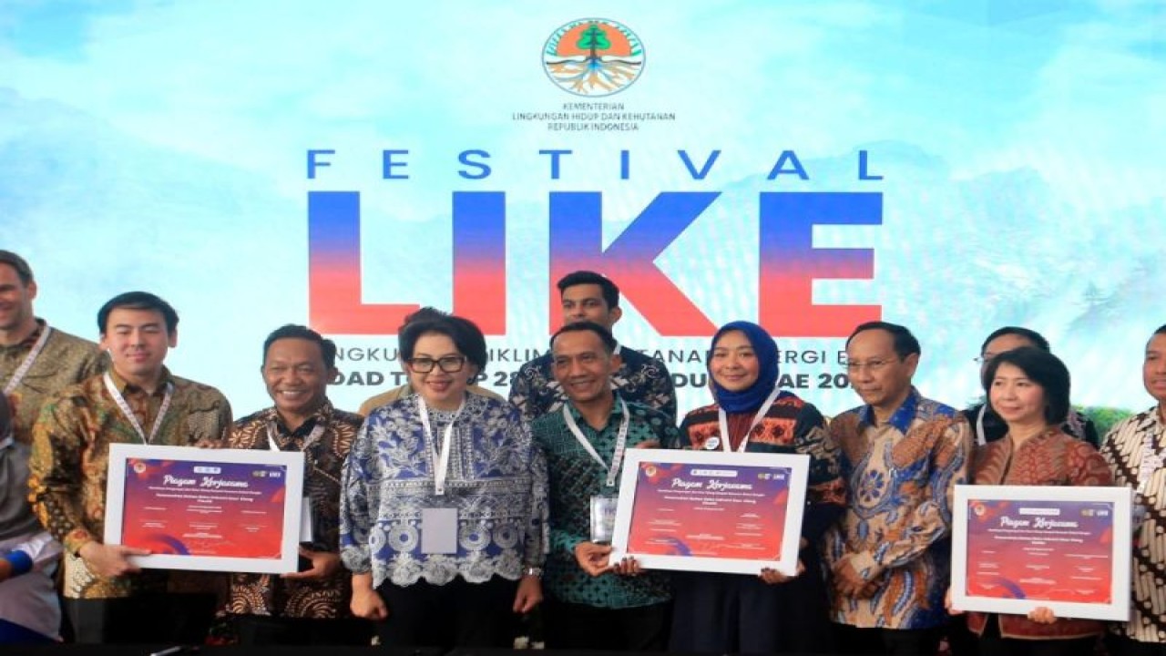Penandatanganan Kemitraan Pengumpulan dan Daur Ulang Sampah Kemasan sebagai Bahan Baku Industri Daur Ulang antara Danone Indonesia bersama sejumlah pelaku usaha di sela Festival LIKE di Jakarta, Sabtu (16/9/2023).  ANTARA/HO-Danone Indonesia)