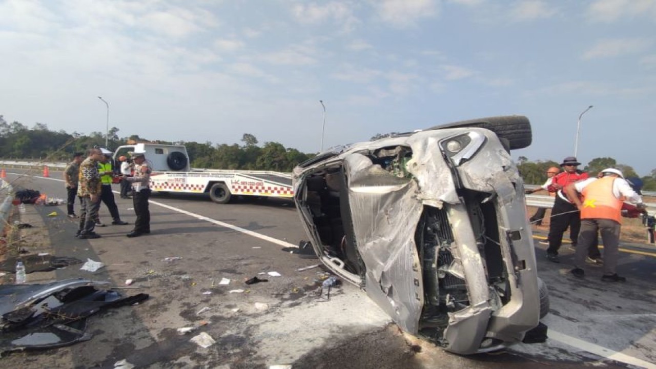 Lima pengurus Komite Olahraga Nasional Indonesia (KONI) kabupaten Ogan Ilir, Sumatera Selatan mengalami kecelakaan di Jalan Tol Indralaya - Prabumulih. (Istimewa)