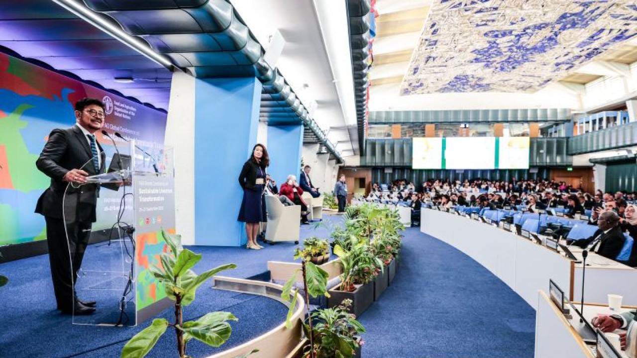 Menteri Pertanian (Mentan) Republik Indonesia Syahrul Yasin Limpo (kiri) saat menghadiri Global Conference on Sustainable Livestock Transformation yang diadakan oleh Food and Agriculture Organization (FAO) di Roma, Italia, Senin (25/9/2023). ANTARA/HO-Kementan