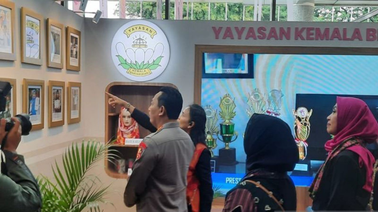 Kapolri Jenderal Pol. Listyo Sigit Prabowo mendengarkan paparan dari Ketua Umum Bhayangkari Julianti Sigit Prabowo saat meninjau Bazar Kreasi Bhayangkari Nusantara 2023 di JCC, Jakarta, Kamis (21/9/2023). ANTARA/Laily Rahmawaty