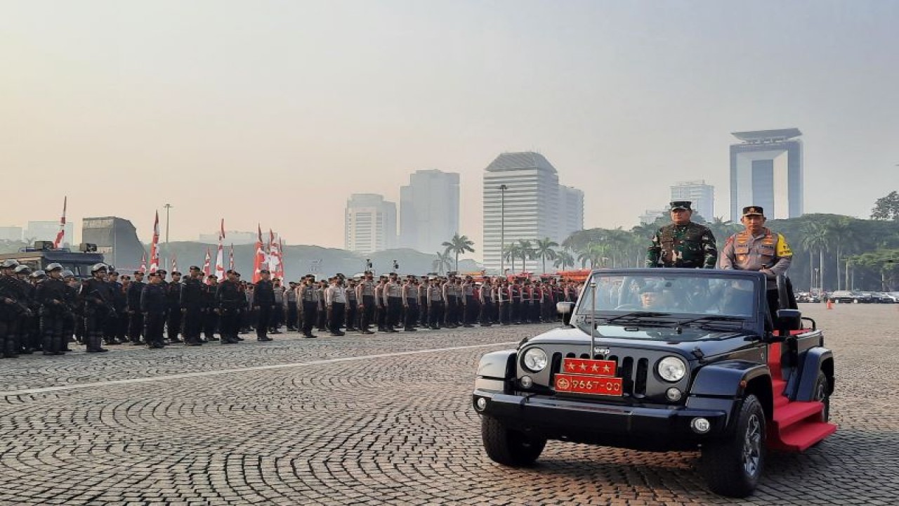 Kapolri Jenderal Pol. Listyo Sigit Prabowo dan Panglima TNI Laksamana TNI Yudo Margono mengecek kesiapan personel dalam Apel Gelar Pasukan Pengamanan Konferensi Tingkat Tinggi (KTT) Ke-43 ASEAN di Silang Monas, Jakarta, Jumat (1/9/2023). (ANTARA/Laily Rahmawaty)