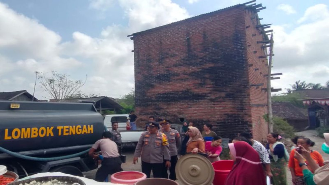 Warga di Kecamatan Praya Timur saat menyerbu tangki bantuan air bersih dari Polres Lombok Tengah, Provinsi Nusa Tenggara Barat, Kamis (7/9/2023) (FOTO ANTARA/HO-Humas Polres Lombok Tengah)
