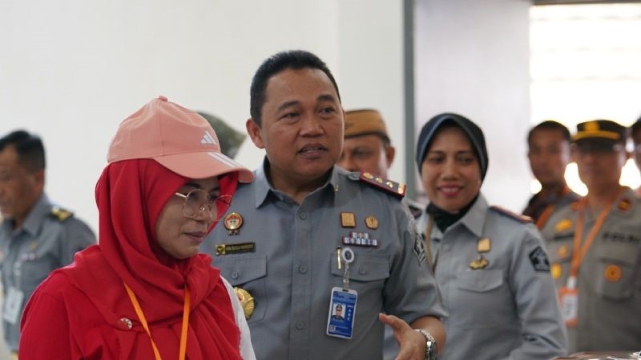 Kakanwil Kemenkumham Gorontalo, Heni Susila Wardoyo (tengah), bersama Ketua TP PKK Provinsi Gorontalo Fima Agustina pada peresmian dapur sehat di Lapas Perempuan Gorontalo, Kabupaten Gorontalo, Gorontalo. ANTARA/HO-LP Perempuan Gorontalo