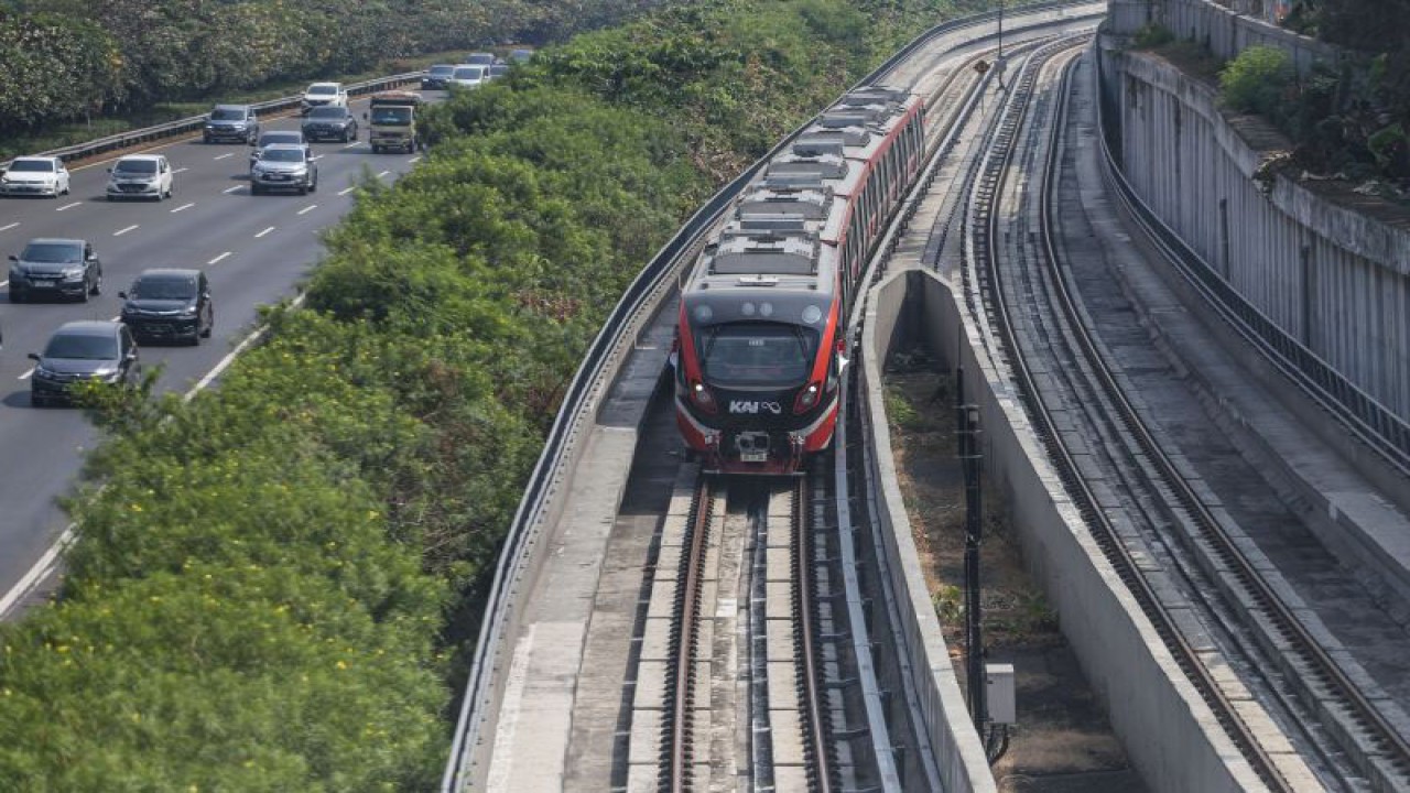 Kereta ringan atau Light Rail Transit (LRT) melintas di Jalur LRT Taman Mini, Jakarta, Sabtu (19/8/2023). ANTARA FOTO/Asprilla Dwi Adha