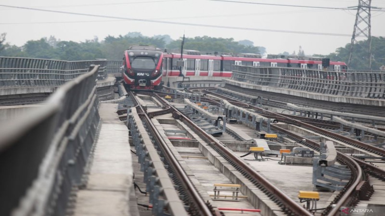 Kereta Lintas Raya Terpadu atau Light Rail Transit (LRT) melintas di jalur LRT Jabodebek Stasiun Cawang, Jakarta, Minggu (27/08/2023). ANTARA FOTO/Reno Esnir/YU