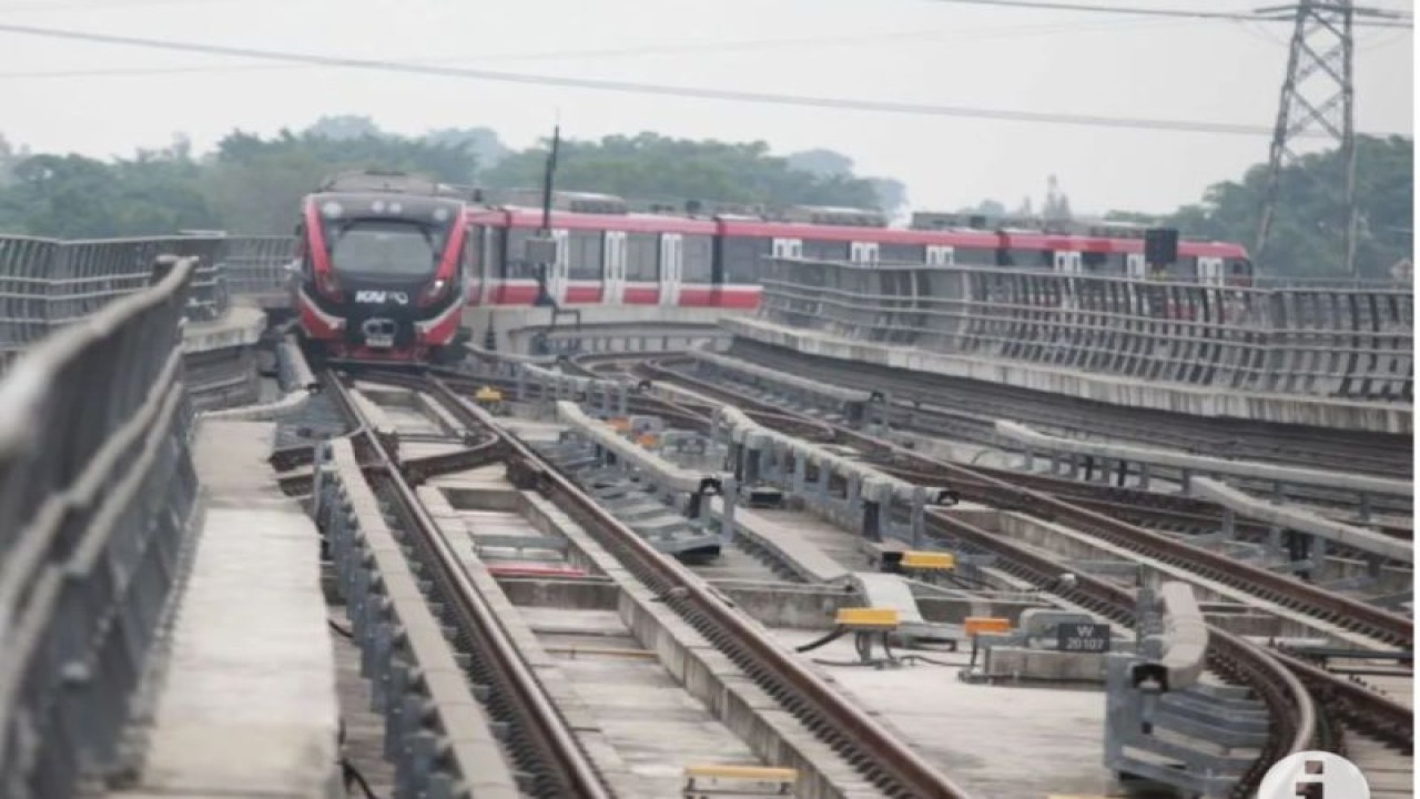 Kereta Lintas Raya Terpadu atau Light Rail Transit (LRT) melintas di jalur LRT Jabodebek Stasiun Cawang, Jakarta, Minggu (27/08/2023). ANTARA FOTO/Reno Esnir/YU